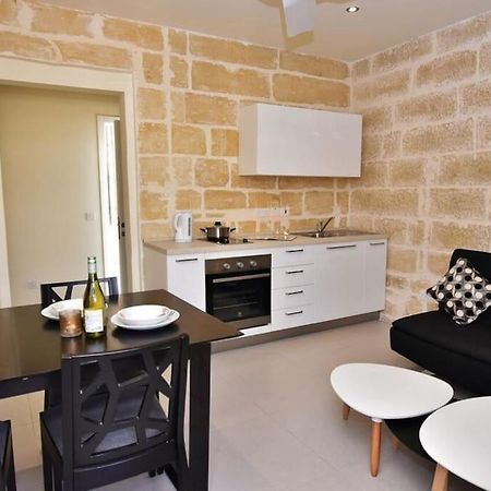 Vallettastay - Lucky Star One Bedroom Apartment 201 ภายนอก รูปภาพ